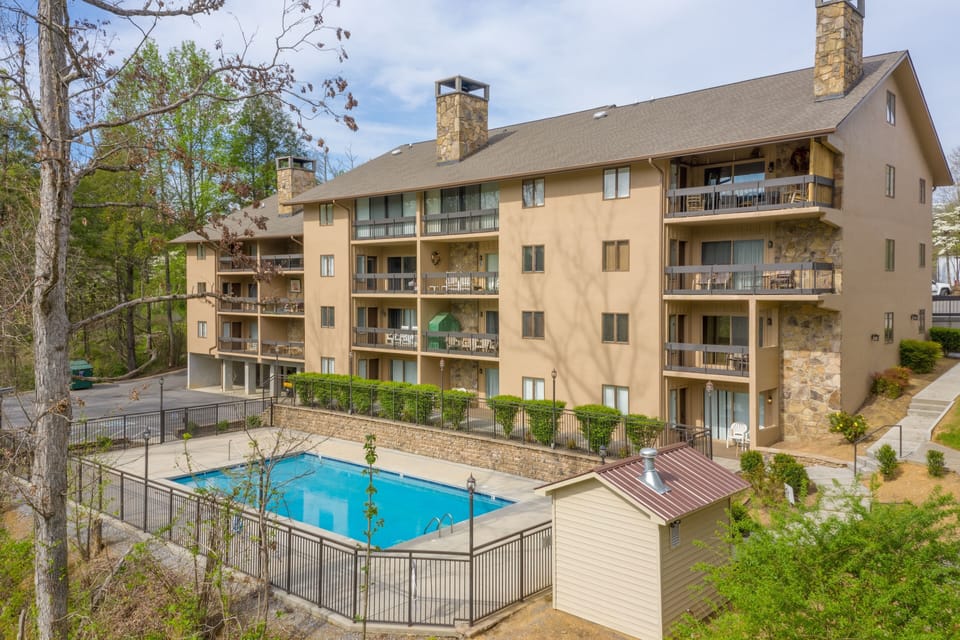 Great 2 Bedroom Unit Overlooking Pool Walk to Downtown Gatlinburg!