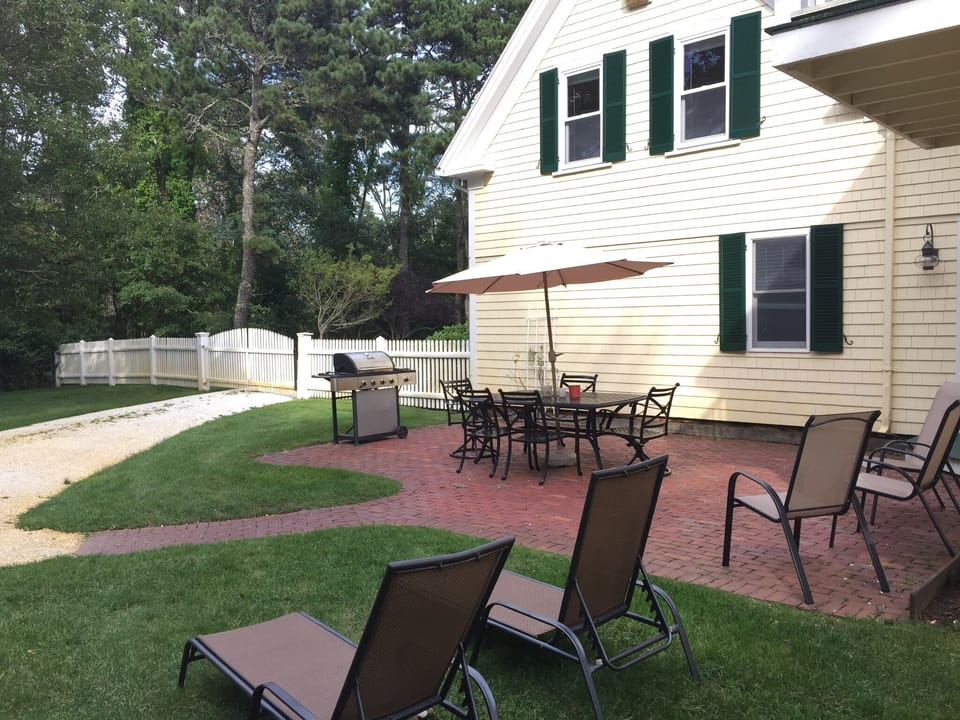 Fenced in backyard, grassy lawn and ample parking.