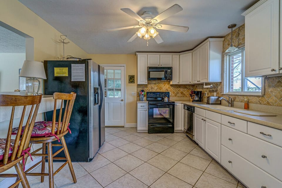 The open layout of the kitchen ensures you can cook and entertain effortlessly.