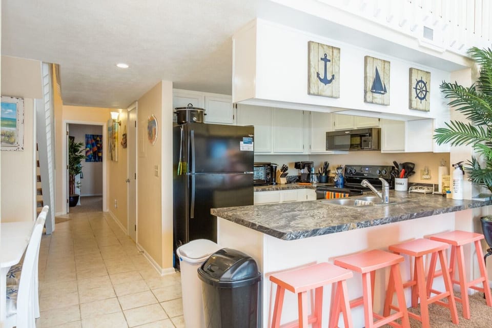Kitchen with Eat-In Bar