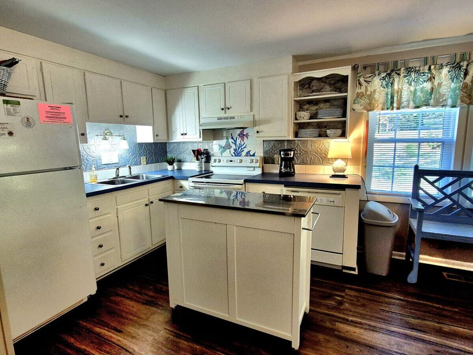 Cozy, well-organized kitchen for quick meals and gatherings.