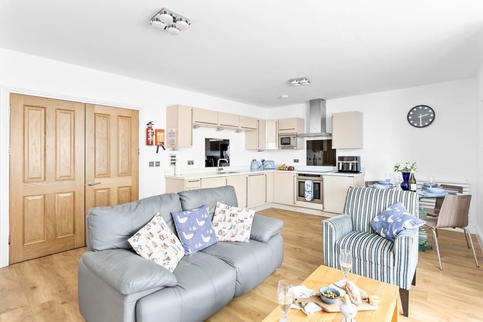 Large living area, wi-fi, Parking - 4 At The Beach