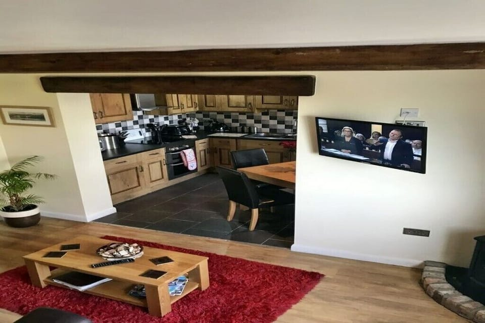 Open plan lounge/dining room