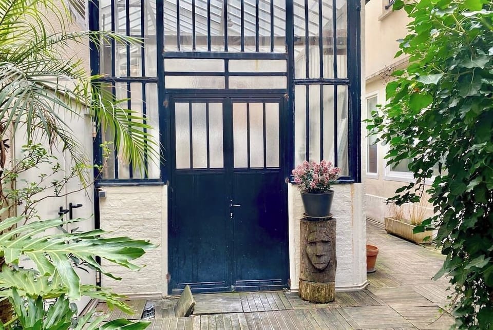 Artist's 'atelier' in the rear courtyard of the building.  Absolute calm.