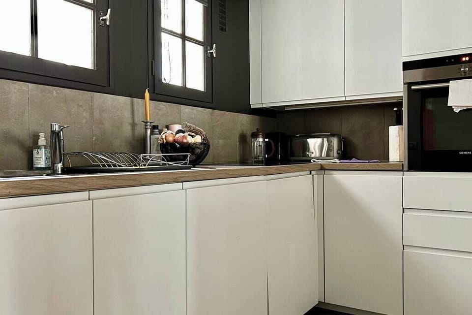 Fully equipped kitchen.  High-end appliances.  