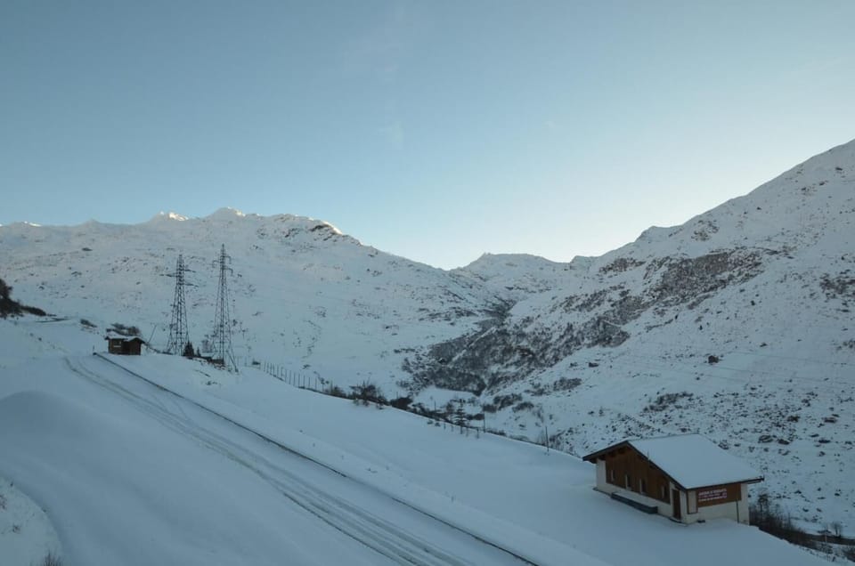 10m from ski slopes, 5th floor, view mountain, balcony, tv, ski locker, 44m², Les Menuires Apartment in Les Allues