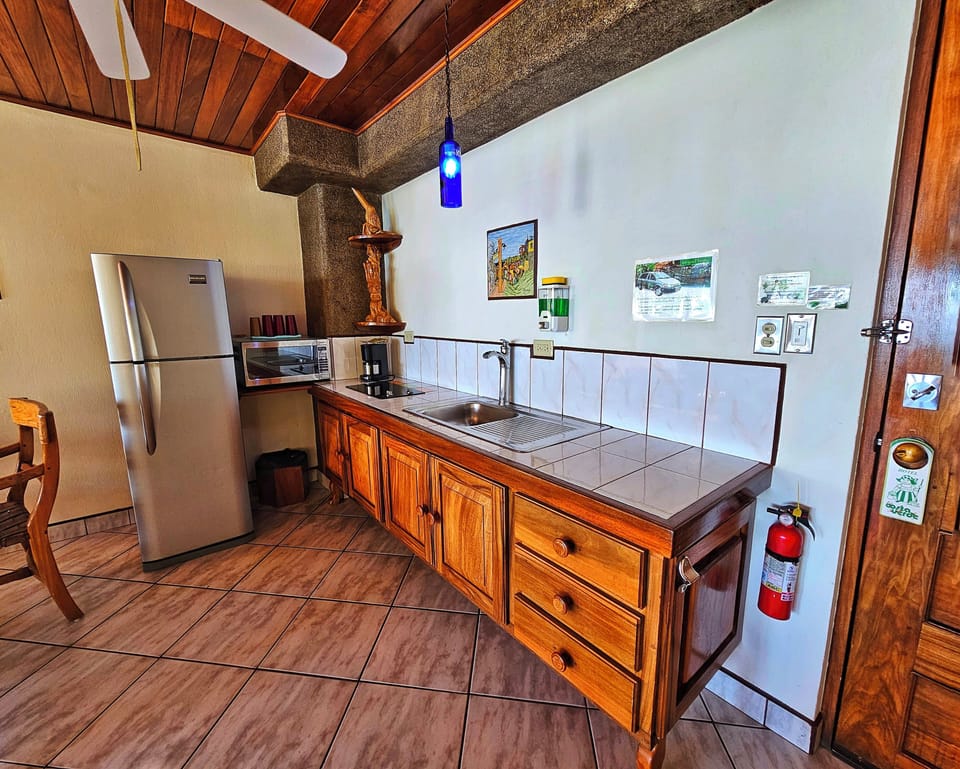 Kitchenette for snacks and small meals 