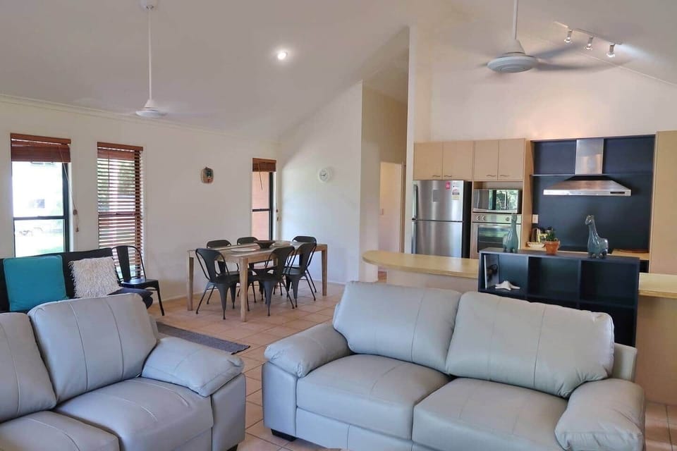 5 O'clock - Wongaling Beach - TV Area to Dining