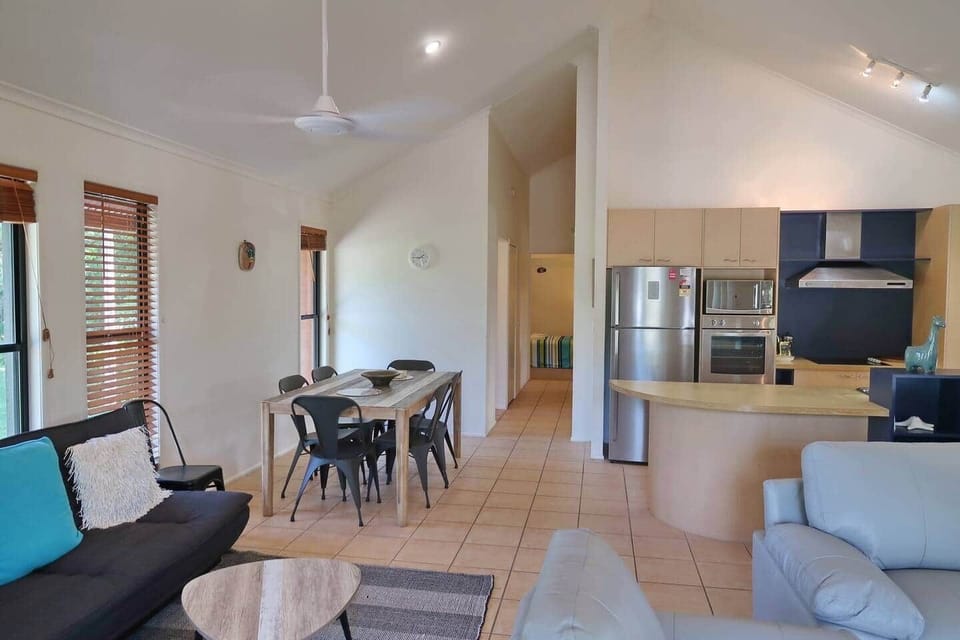 5 O'clock - Wongaling Beach - Reading nook to dining area