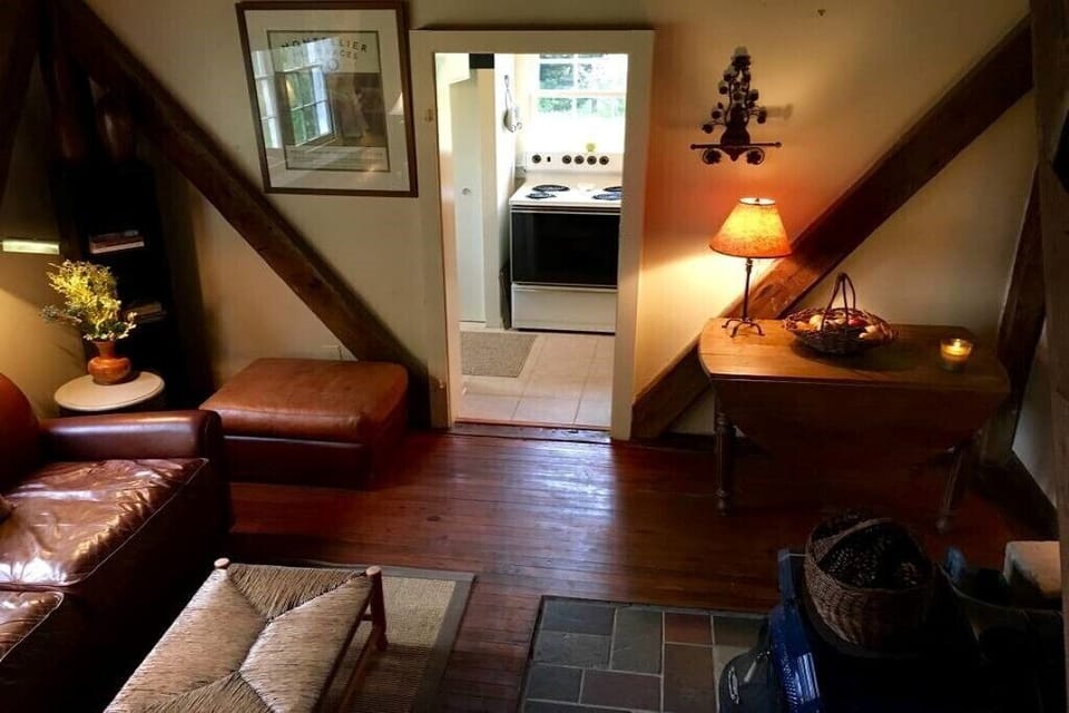 Entry to the kitchen.