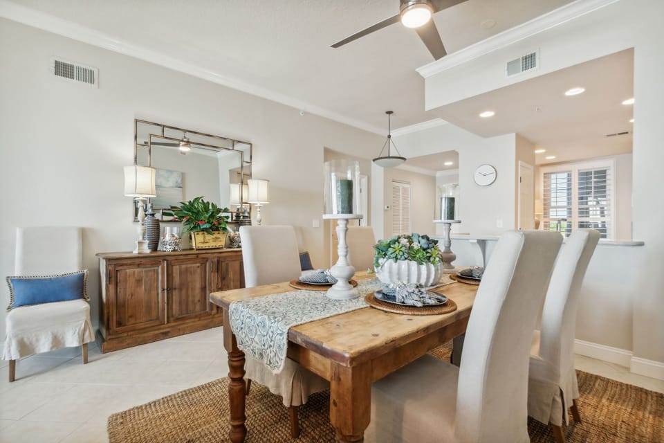 Spacious Dining Area Seating 6