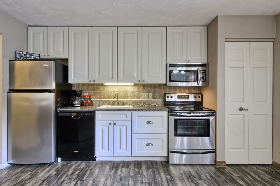 Kitchen - Fully remodeled kitchen with new appliances