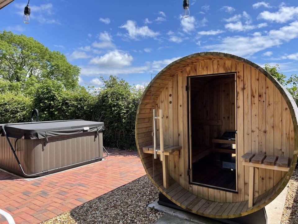 Shows the distance from Blackthorn Lodge's  jacuzzi to its sauna