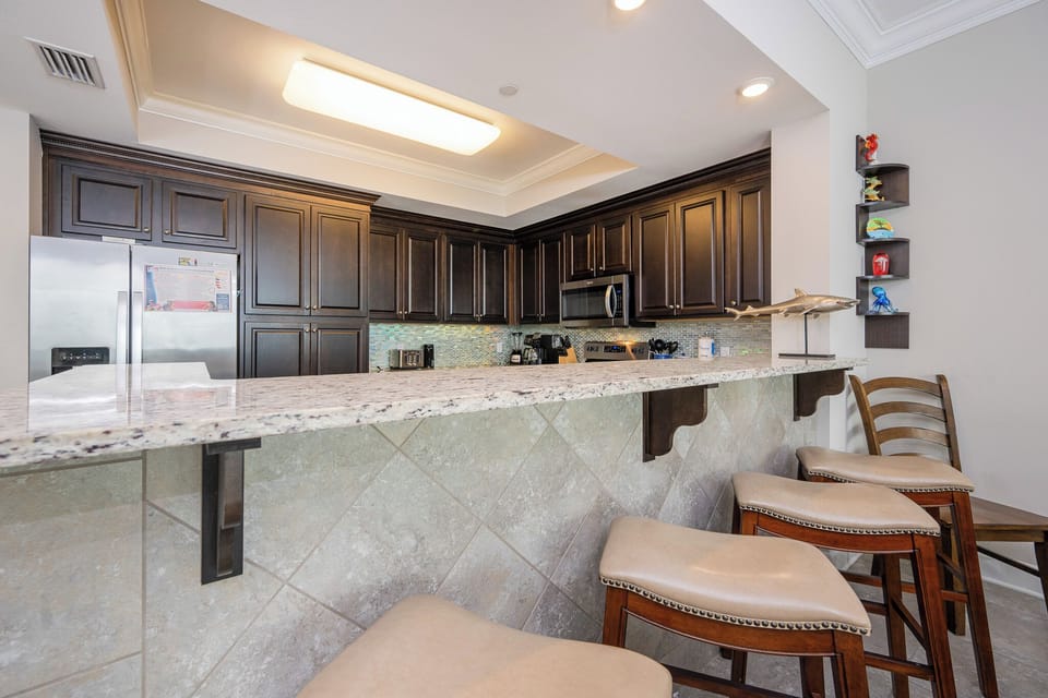 Wake up with morning coffee at the breakfast bar and get ready for a beach day in this stylish space