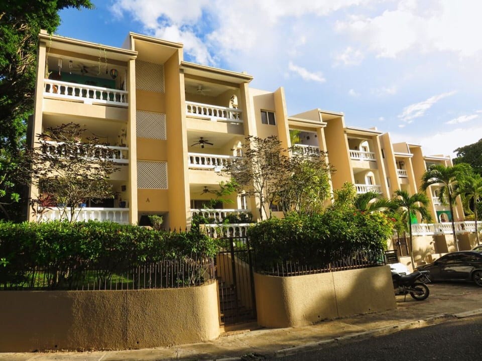 Residencial El Neptuno, 18 unit condominium 5 minute to  walk to town and beach