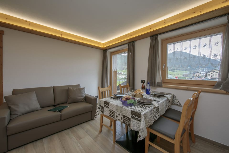 Dining area and access to the balcony