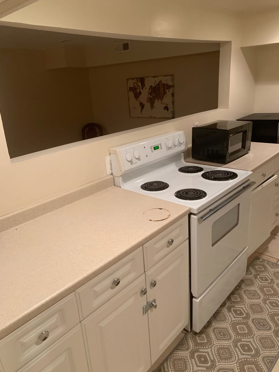 Electric stove w/oven.