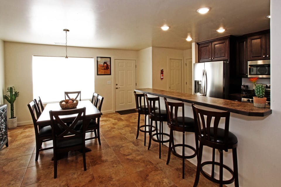 Kitchen & Dining