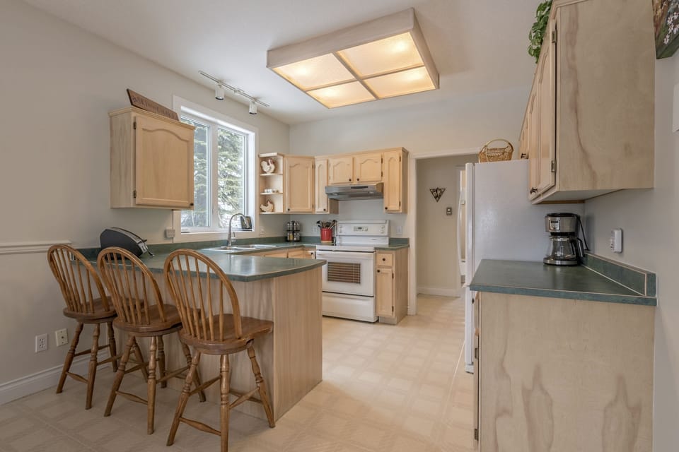Upper Kitchen with Breakfast Bar 