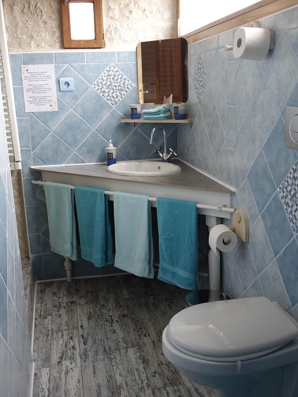 une salle d'eau fonctionnelle aux couleurs marines