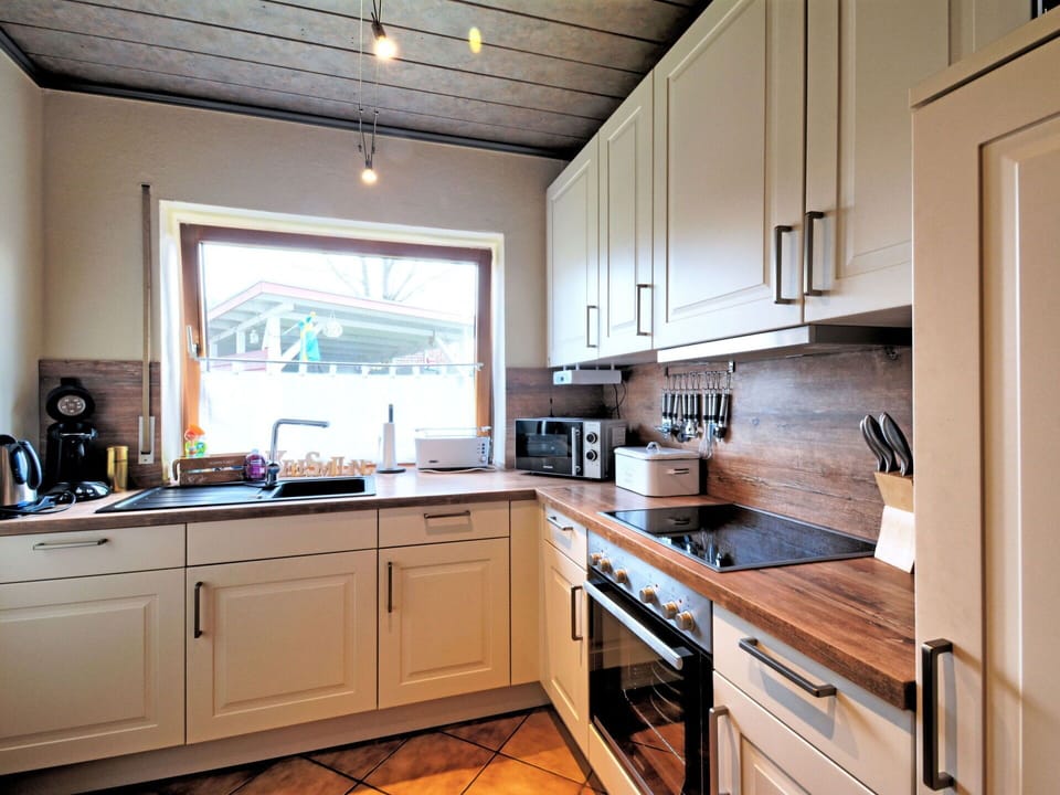 Cabinetry, Property, Countertop, Kitchen Sink, Sink, Wood, Interior Design, Kitchen, Building, Kitchen Appliance