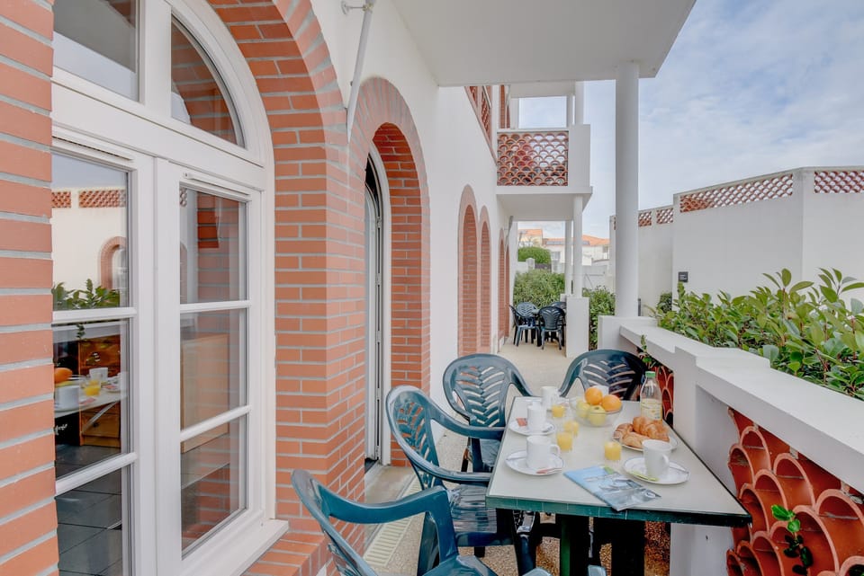 This apartment may feature a balcony or terrace - please do let us know if you have a preference!