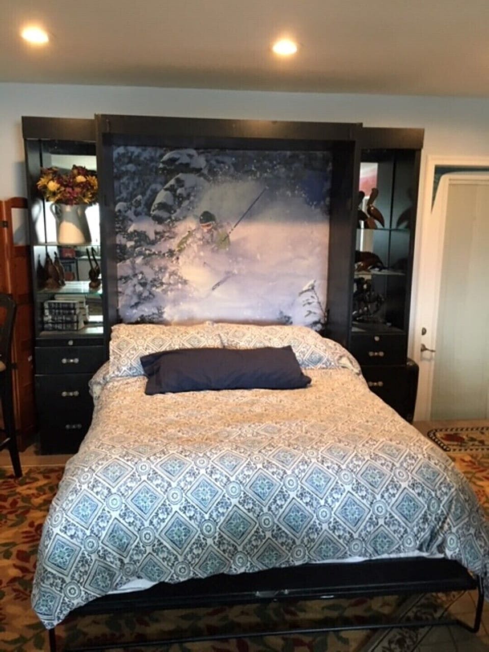 1 queen Murphy bed
