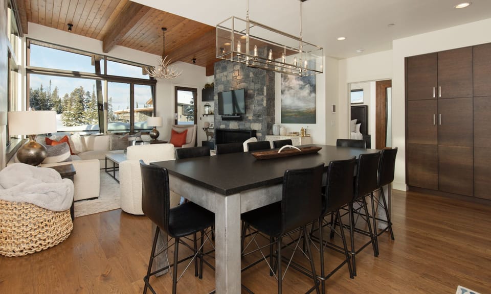 Silvertip 22 Dining/Kitchen, 1