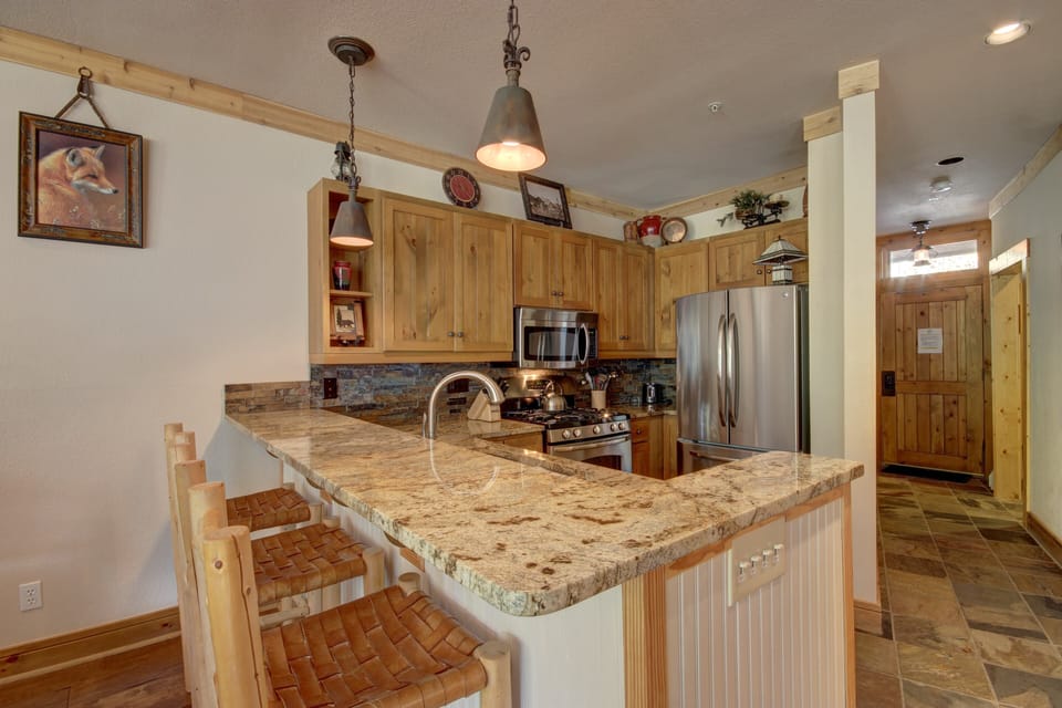 Kitchen with breakfast bar
