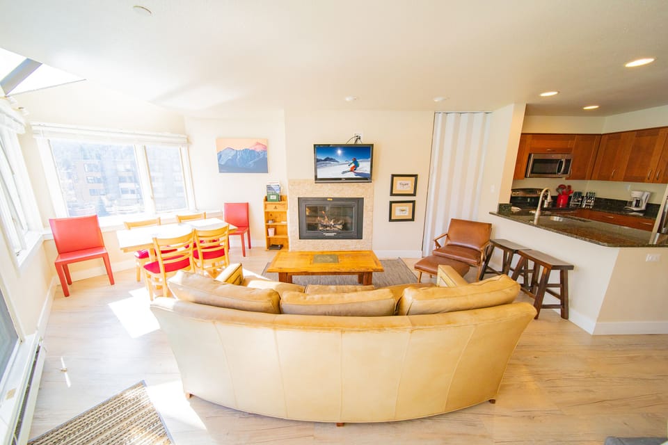 Oversized Studio condo on Keystone Lake!
