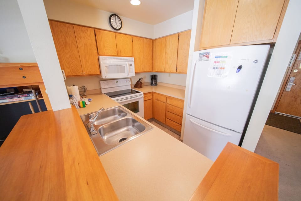 Full kitchen in this Studio!