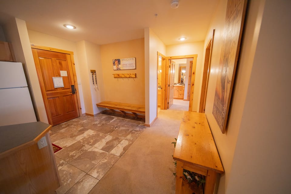 Entryway and hallway to bedrooms