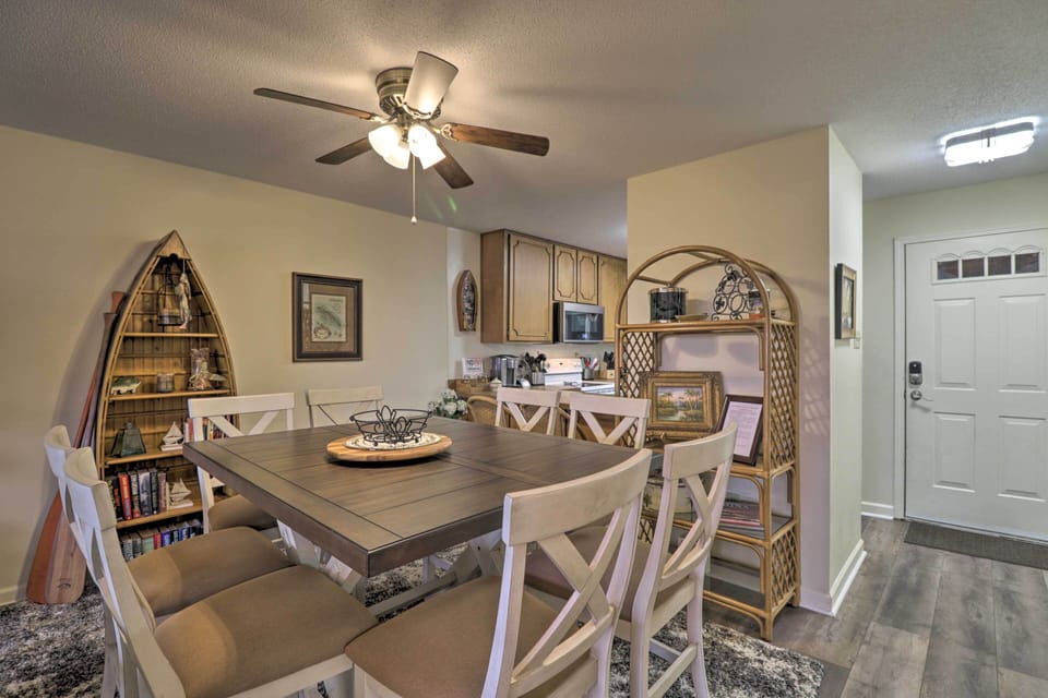 Dining Area | Dishes & Flatware Provided