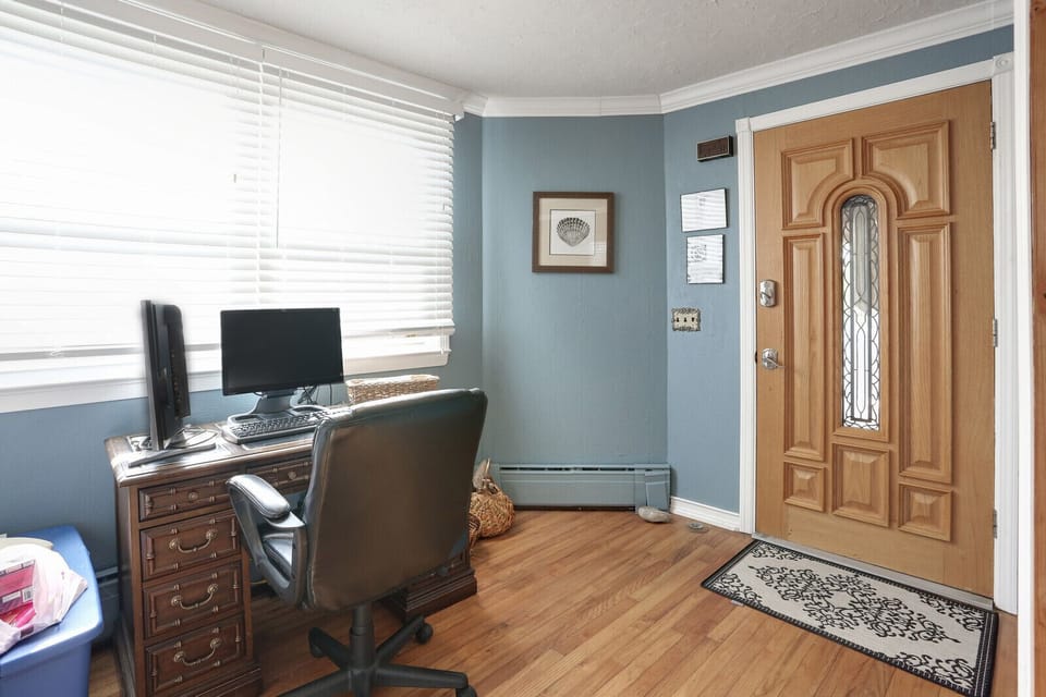 Front entrance.  Please note computer is not there.  Please bring your on LPT