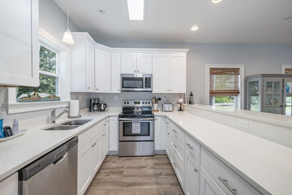 Full kitchen with refrigerator, stove/oven, microwave, dishwasher, and sink.