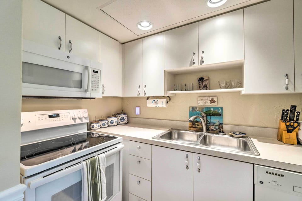 Fully Equipped Kitchen | Dishware & Flatware