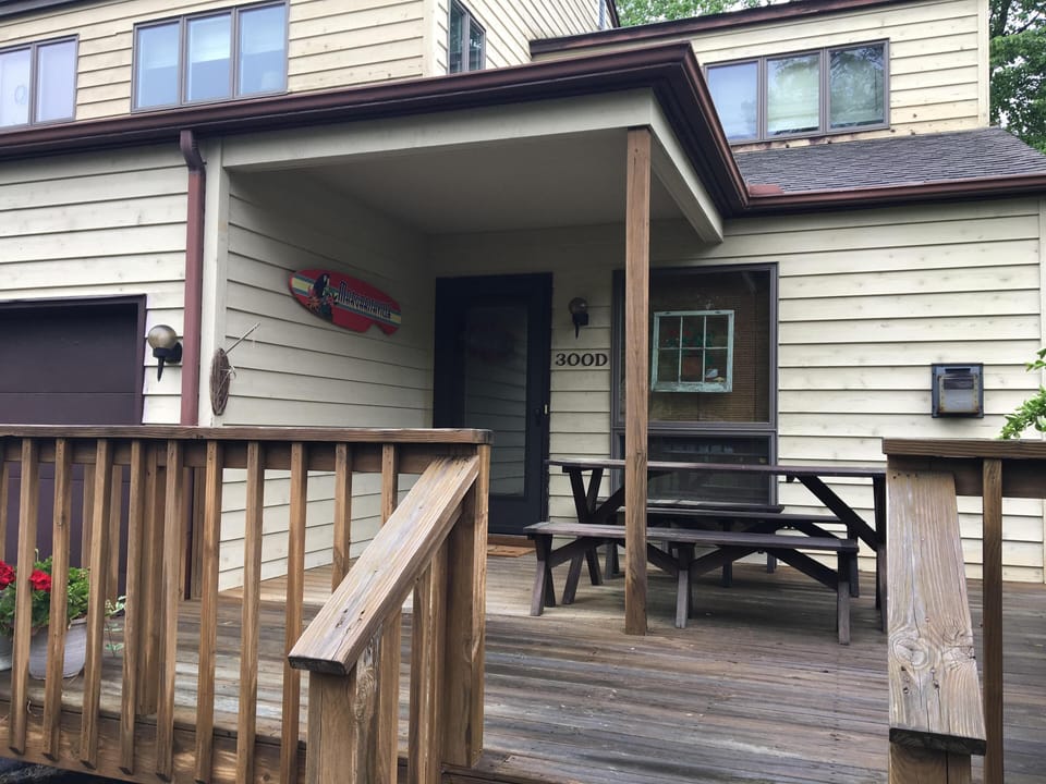 Front deck with picnic table & charcoal grill