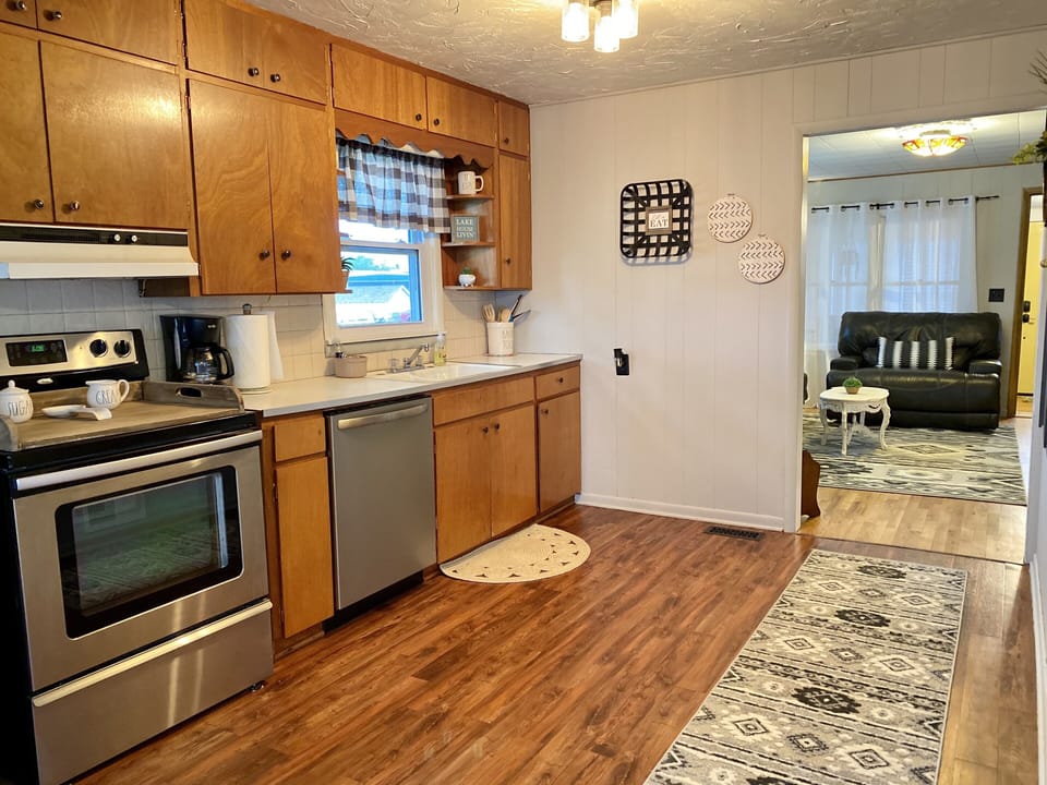 Kitchen comes with all appliances and dishes!