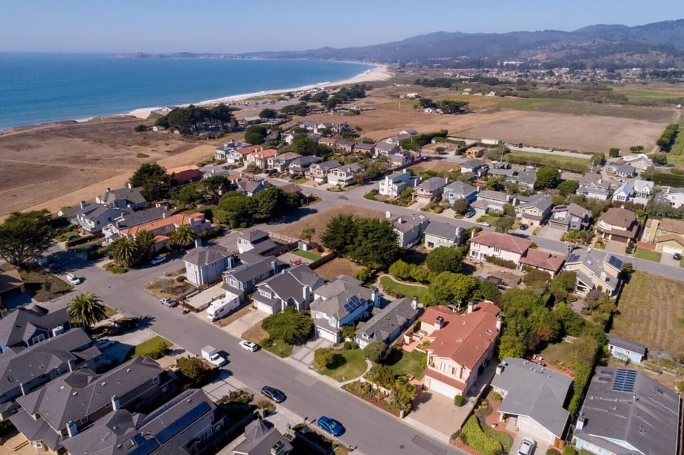 Perfect location - a block from the bluffs, easy walk to beach/coastal trail.