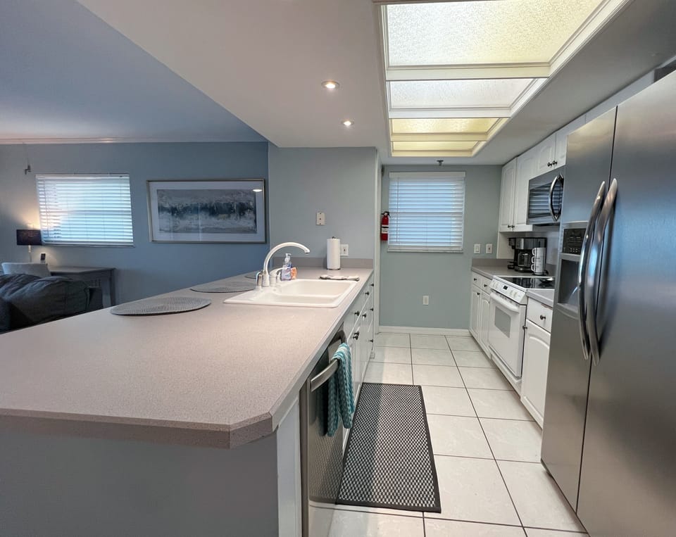 Fully equipped kitchen ready for your home cooked meals and snac - Fully equipped kitchen ready for your home cooked meals and snacks. Plus both types of coffee makers for your convenience.