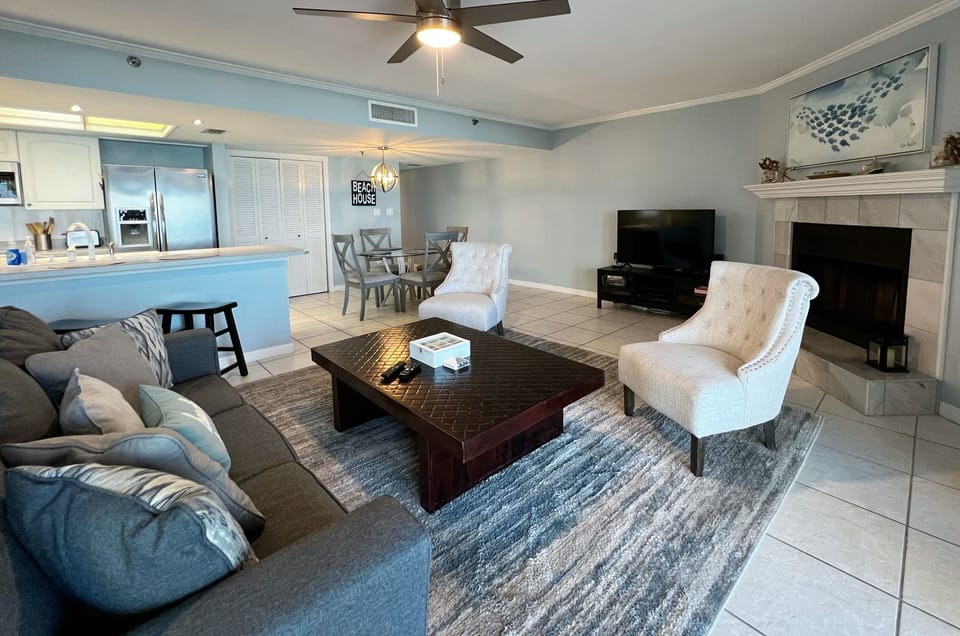 View of the living room, dining room, and kitchen. - View of the living room, dining room, and kitchen.