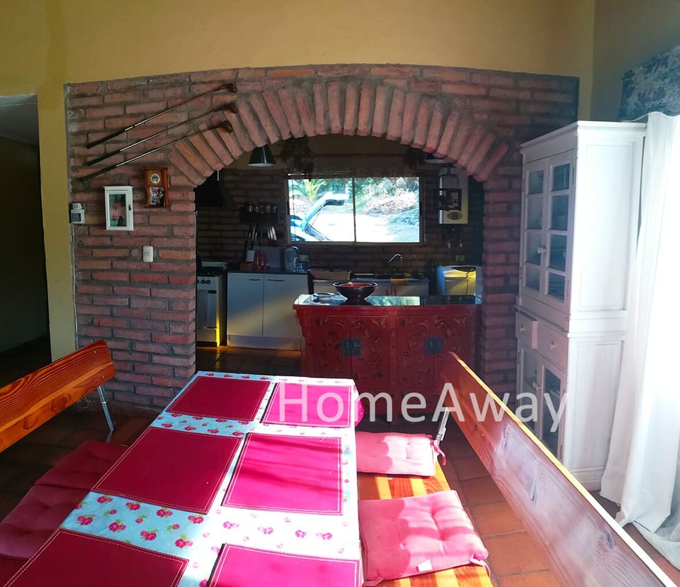 Amplio comedor y cocina americana.