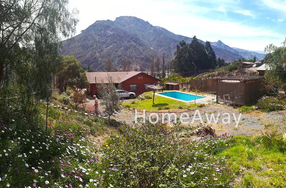 Vista del sitio, jardn, casa y piscina.