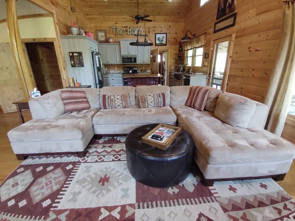 Comfortable Open Living Room. Smart TV. Overlooks Deep Creek. Fireplace.