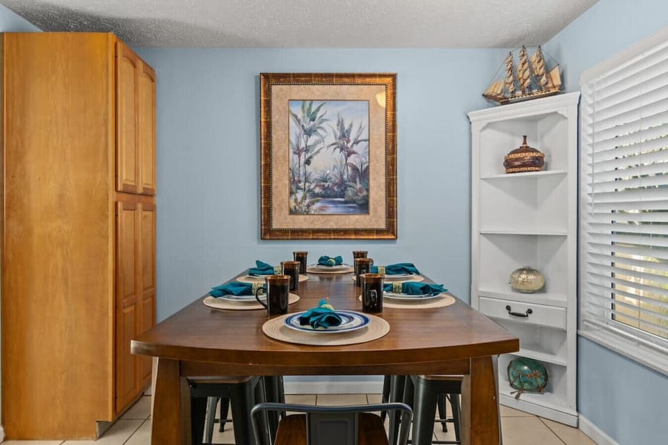 Dining table seats 6