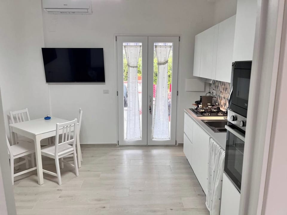 Cucina attrezzata per preparare comodamente i propri pasti.