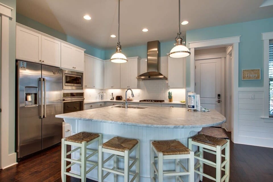 Huge Breakfast Bar with Seating for 4