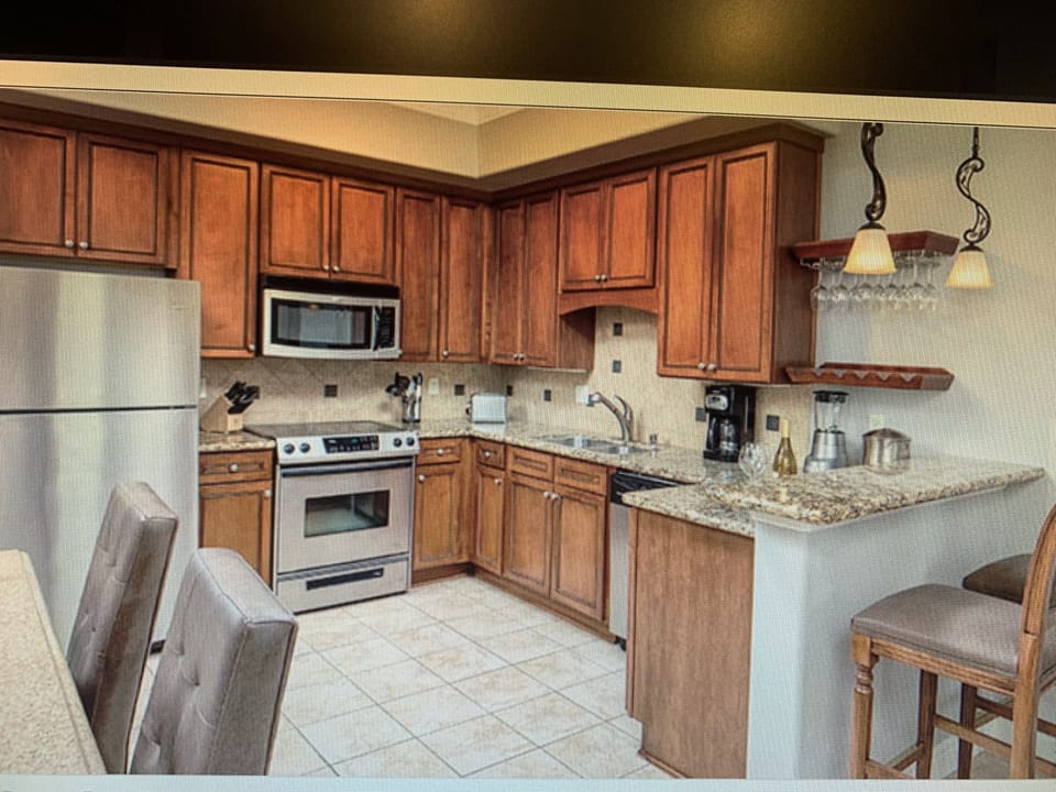 Full Kitchen / Coffee Maker, Blender, Paper Towels, Toaster, Microwave...