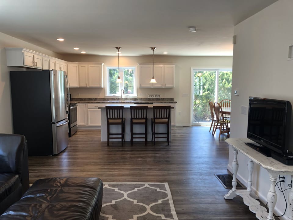 Open floor plan from living room into kitchen 
