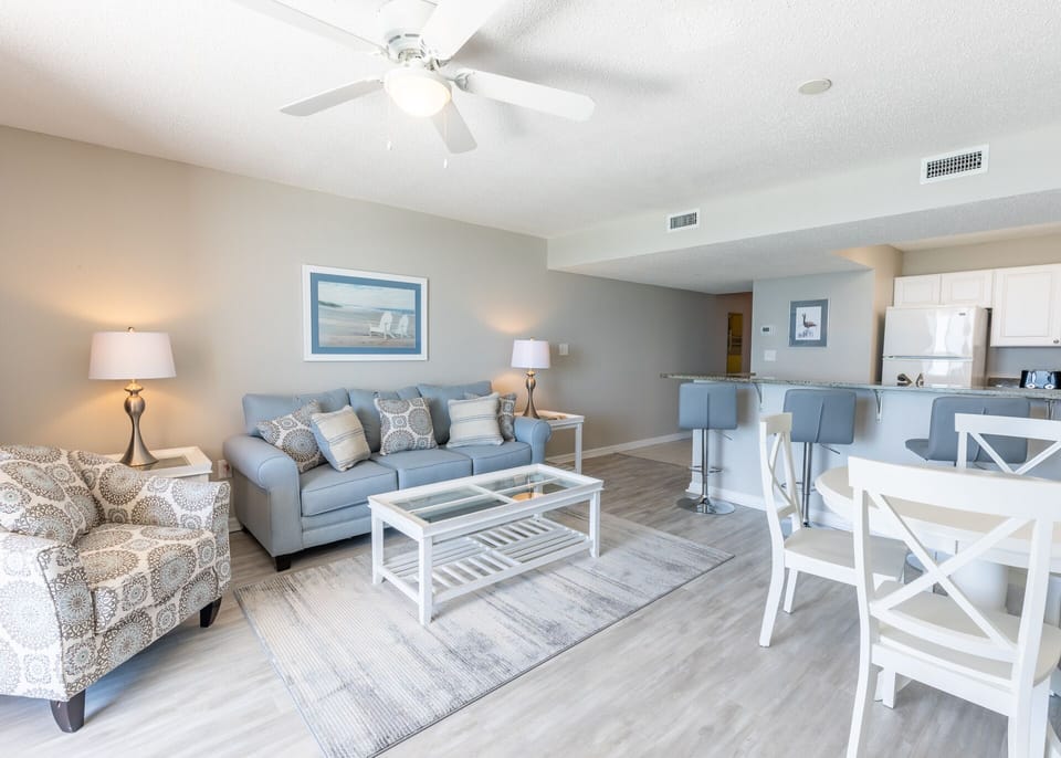 Living area - Spacious open living/dining area